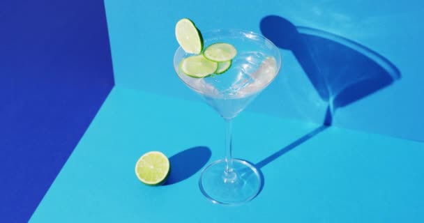 Close Transparent Drink Lime Blue Background Cocktail Day Party Celebration — Video Stock