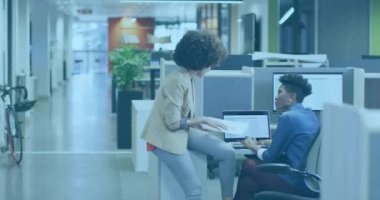 Ofiste çalışan çeşitli iş adamlarının veri işleme animasyonları. Küresel iş, finans ve dijital arayüz kavramı dijital olarak oluşturulmuş video.