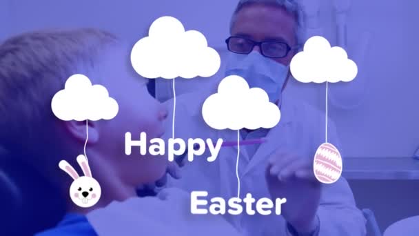 Animacja Chmur Szczęśliwy Tekst Wielkanocny Nad Pacjentem Fotelu Dentystycznym Męskim — Wideo stockowe