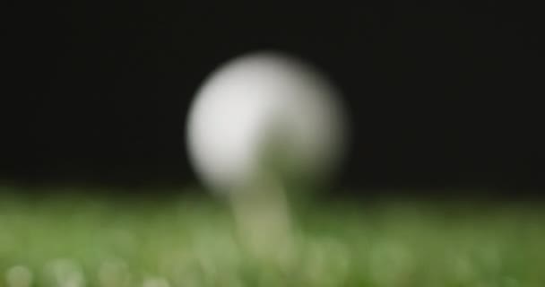 Close Golf Tee Ball Grass Black Background Copy Space Slow — Vídeos de Stock
