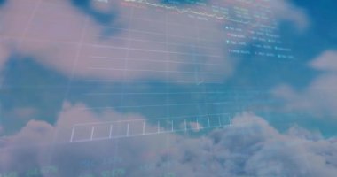 Gökyüzünde bulutlarla işlenen finansal verilerin animasyonu. Küresel iş, finans ve dijital arayüz kavramı dijital olarak oluşturulmuş video.