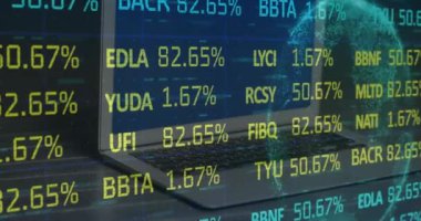 Dizüstü bilgisayarla finansal veri işleme animasyonu. Küresel iş, finans ve dijital arayüz kavramı dijital olarak oluşturulmuş video.