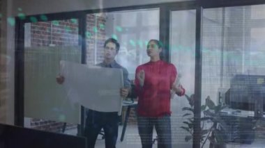 Ofiste çalışan çeşitli iş adamları üzerinde ikili kodlama veri işleme animasyonu. Küresel iş, finans, hesaplama ve veri işleme kavramı dijital olarak oluşturulmuş video.