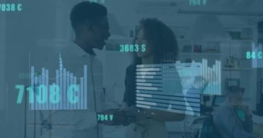 Ofiste çalışan çeşitli iş adamları üzerinde finansal veri işleme animasyonu. Küresel iş, finans ve dijital arayüz kavramı dijital olarak oluşturulmuş video.