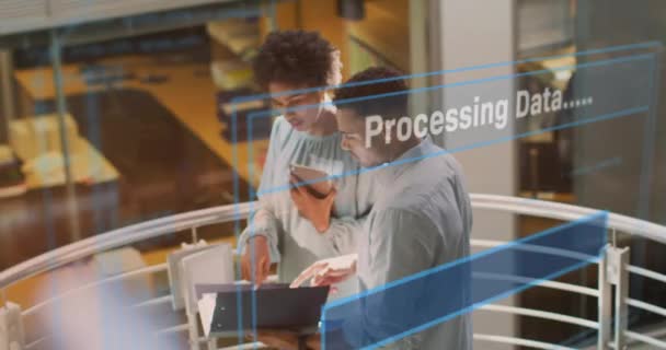 オフィスで働く多様なビジネスの人々に対するデータ処理テキストのアニメーション グローバルビジネス コンピューティング データ処理の概念デジタル生成ビデオ — ストック動画