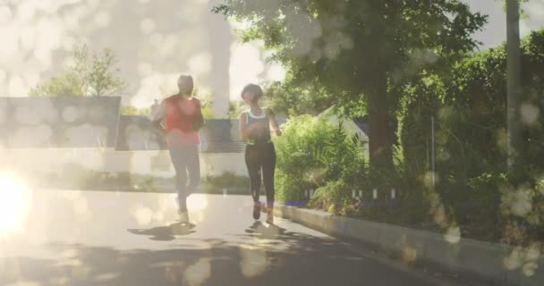 Animación Puntos Luz Sobre Pareja Afroamericana Corriendo Cámara Lenta Vídeo — Vídeo de stock