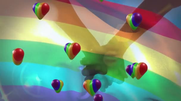用彩虹的心来动画 用彩旗盖住牵手的人 情人节 爱和庆祝的概念数码生成视频 — 图库视频影像