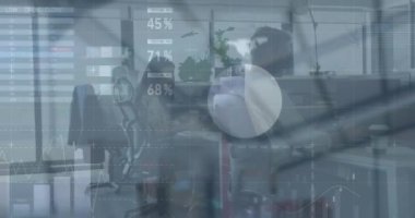 Ofiste çalışan çeşitli iş adamları üzerinde finansal veri işleme animasyonu. Küresel iş, finans ve dijital arayüz kavramı dijital olarak oluşturulmuş video.