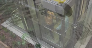 Ofis asansöründeki çeşitli iş adamları üzerinde finansal veri işleme animasyonu. Küresel iş, finans, hesaplama ve veri işleme kavramı dijital olarak oluşturulmuş video.