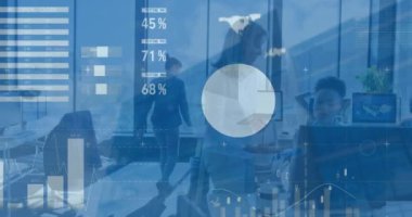 Ofiste çalışan çeşitli iş adamları üzerinde finansal veri işleme animasyonu. Küresel iş, finans ve dijital arayüz kavramı dijital olarak oluşturulmuş video.