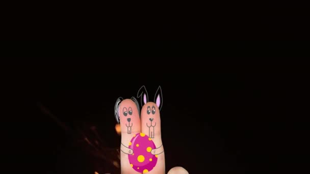 卡卡妇女的手部动画 在黑色背景上有趣地画烟火 飘落在白色表面的洒落物上的叶子的动画 — 图库视频影像