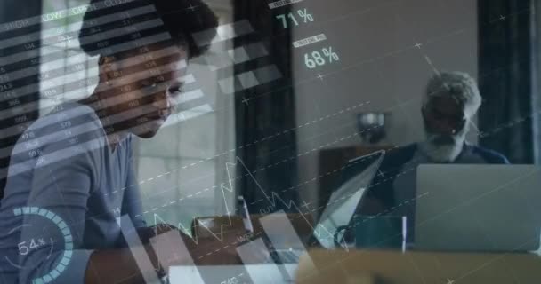 アフリカ系アメリカ人の父親と大人の娘をラップトップで処理する金融データ処理のアニメーション ライフスタイル デジタルインターフェイスの概念デジタル生成ビデオ — ストック動画
