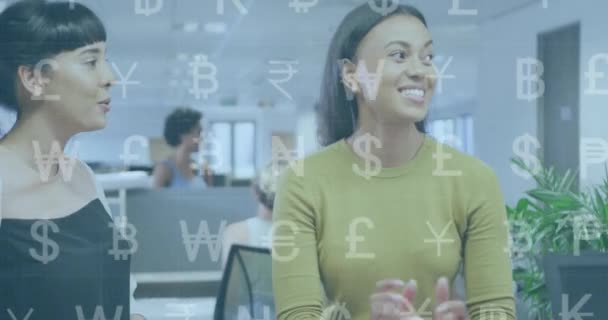 Анимация Обработки Данных Валютной Символики Над Работающими Офисе Деловыми Женщинами — стоковое видео