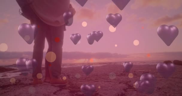 Анімація Фіолетових Сердець Над Парою Закоханих Узбережжі День Святого Валентина — стокове відео