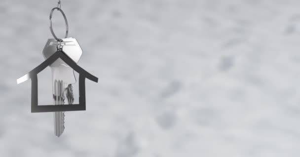 Animazione Chiave Argento Con Portachiavi Casa Sfondo Grigio Sfondo Astratto — Video Stock