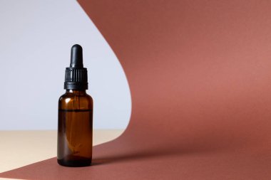 Image of glass bottle with pump and copy space on brown background. Plastic free beauty, health and beauty, sustainability concept.