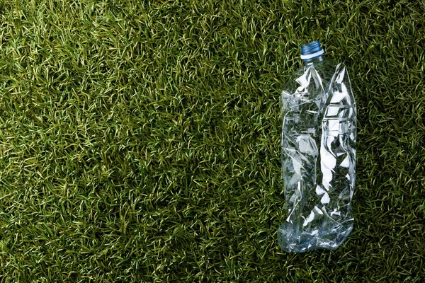 Close Plastic Bottle Grass Background Copy Space Global Ecology Recycling — Stok fotoğraf