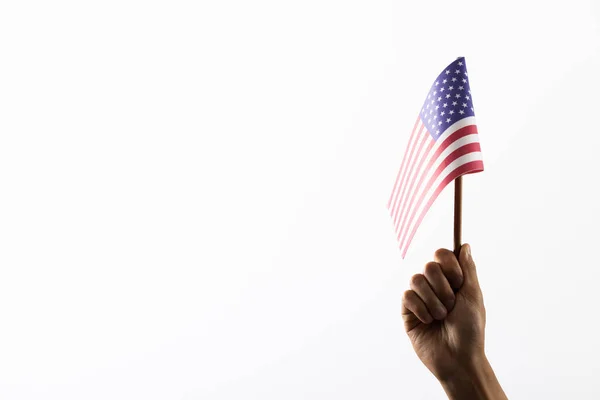 Hånd Holder Flaggstang Usa Hvit Bakgrunn Med Kopiplass Minnedag Patriotisme – stockfoto