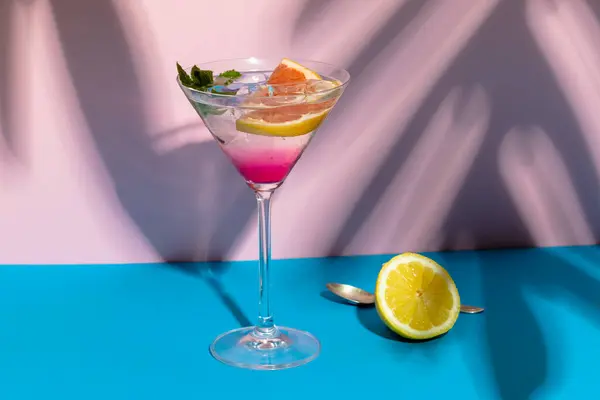 Ett Glas Cocktail Över Beige Och Rosa Yta Med Skuggor — Stockfoto