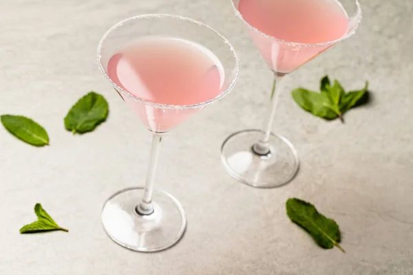 Glasses Cocktails Leaves Beige Surface Drinks Cocktails Alcohol Beverages Party — Stok fotoğraf