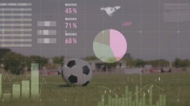 Kafkasyalı bir kadının futbol topunu tekmeleyen bacaklarının üzerindeki veriyle dijital ekranın animasyonu. Dijital olarak üretilen futbol, spor, finans ve teknoloji konsepti.