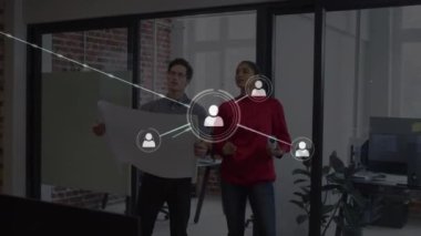 Profil ikonlarının animasyonu, çeşitli erkek ve kadınların ofiste bir plan üzerinde tartışmaları üzerine. Küresel ağ ve iş teknolojisi kavramı