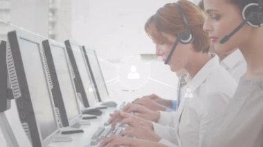 Telefon setiyle konuşan kadın müşteri hizmetleri yöneticisi üzerinden profil simgeleri ağı animasyonu. Küresel ağ ve iş teknolojisi kavramı