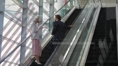 Yürüyen merdivende tartışan kadın ve erkek arasında veri işleme animasyonu. İş veri teknolojisi kavramı