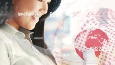 Rakamların animasyonu ve akıllı telefon kullanarak Asyalı kadının üzerinden geçen küre. Küresel iş, finans, iletişim ve teknoloji konsepti dijital olarak oluşturulmuş video.
