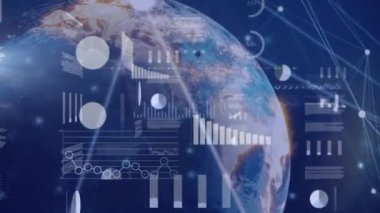 Arkaplandaki dönen dünyanın etrafındaki bağlı noktalar üzerinde bilgi arayüzü animasyonu. Dijital olarak üretilmiş, hologram, iletişim, küreselleşme, rapor, iş ve teknoloji kavramı.