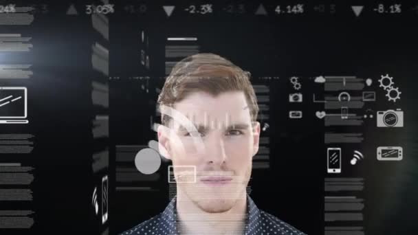 黒を背景に笑顔の白人男性の肖像上のデータ処理のアニメーション コンピュータ インターフェースとビジネス技術の概念 — ストック動画