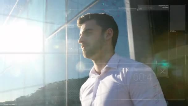 Анімація Інтерфейсу Обробкою Даних Проти Кавказької Людини Святкує Поза Офісом — стокове відео