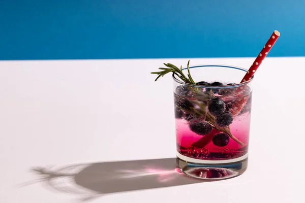 Glas Met Water Bessen Een Witte Blauwe Achtergrond Dranken Cocktails — Stockfoto