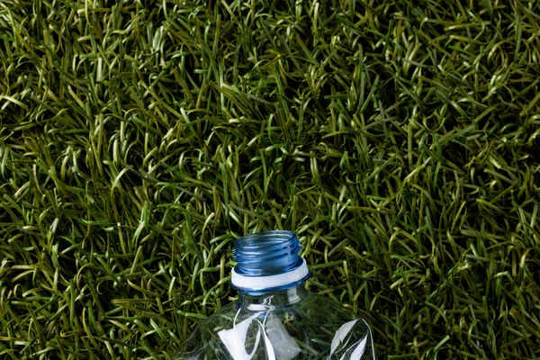 Primer Plano Botella Plástico Sobre Fondo Hierba Con Espacio Copia — Foto de Stock