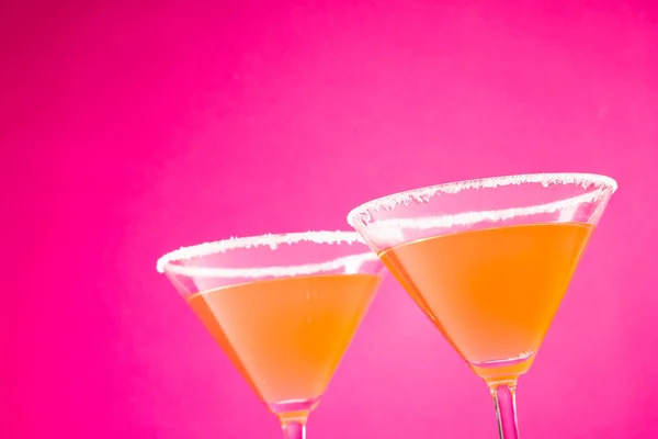 Bril Met Cocktail Suiker Neon Roze Achtergrond Dranken Cocktails Alcohol — Stockfoto