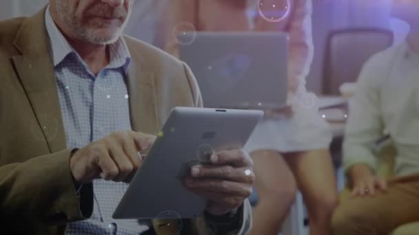 Ofiste Dijital Tablet Kullanan Kafkas Kıdemli Bir Adam Üzerinden Bağlantı — Stok video