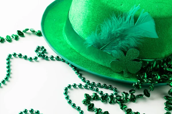Image Green Hat Green Clover Green Necklace Copy Space White — Stockfoto