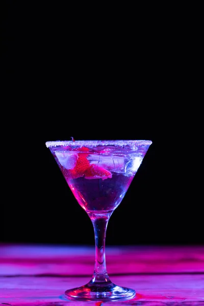 Glas Met Cocktail Divers Fruit Neon Licht Met Kopieerruimte Zwarte — Stockfoto