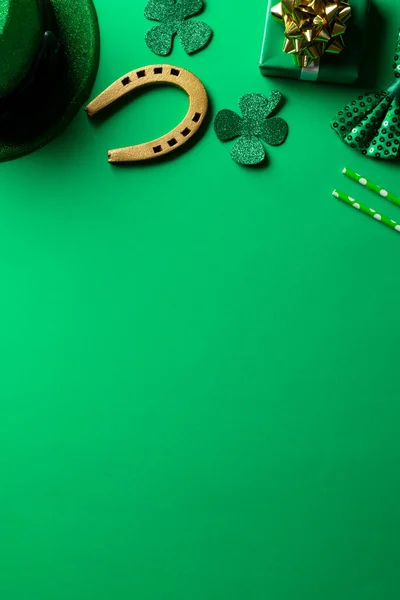 Bild Grön Hatt Klöver Hästsko Och Kopiera Utrymme Grön Bakgrund — Stockfoto