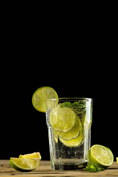 Glass Water Limes Wooden Background Copy Space Black Background Cocktail — Stok fotoğraf