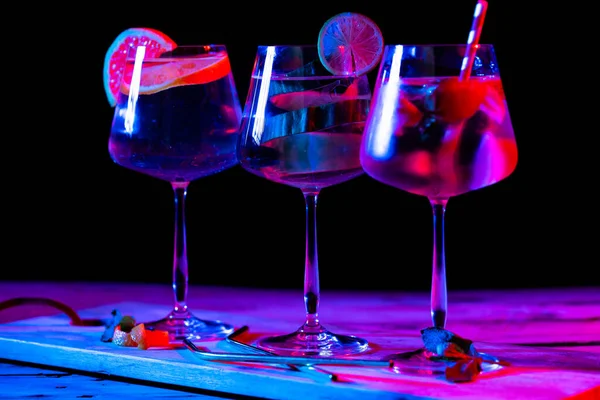三杯水和水果在木板上的黑色背景 鸡尾酒日和庆祝概念 — 图库照片