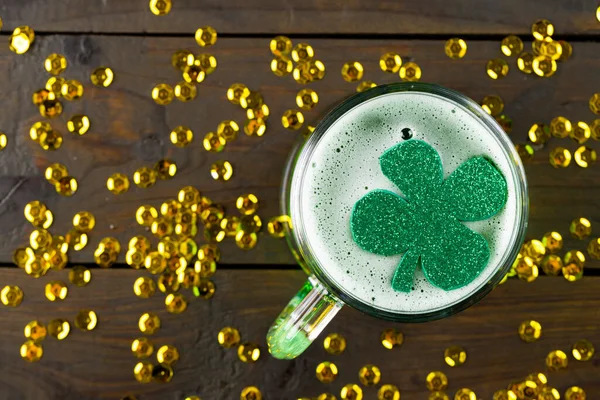 Image Beer Glass Clover Gold Confetti Wooden Background Patrick Day — Stok fotoğraf