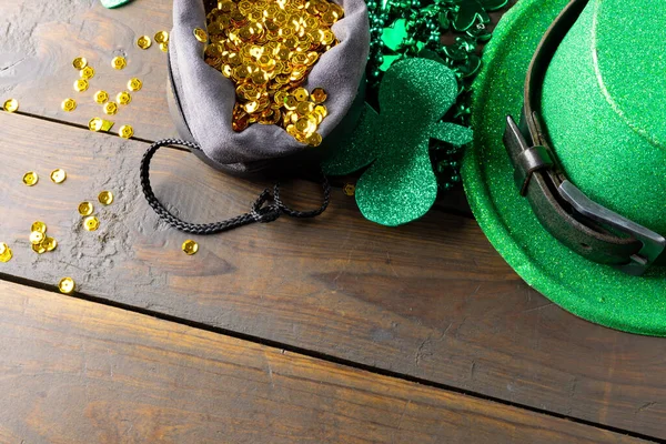 Image Green Hat Green Clover Gold Sequins Copy Space Wooden — Stock Photo, Image