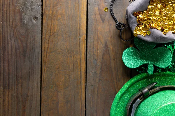 Image Green Hat Green Clover Gold Sequins Copy Space Wooden — Fotografia de Stock