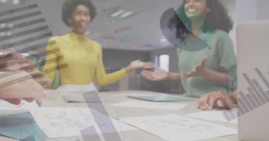 Ofiste toplanan çeşitli iş adamlarının finansal veri işleme animasyonları. Küresel iş, finans ve dijital arayüz kavramı dijital olarak oluşturulmuş video.