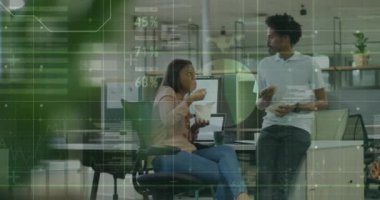 Ofiste çalışan çeşitli iş adamları üzerinde finansal veri işleme animasyonu. Küresel iş, finans ve dijital arayüz kavramı dijital olarak oluşturulmuş video.