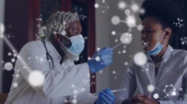 Kadın hasta ve moleküllerden örnek alan Afro-Amerikan erkek doktor animasyonu. Küresel tıp, bilim, dijital arayüz, bilgisayar ve veri işleme kavramı dijital olarak oluşturuldu.