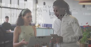 Ofiste çalışan çeşitli iş adamlarının veri işleme animasyonları. Küresel iş, finans ve dijital arayüz kavramı dijital olarak oluşturulmuş video.