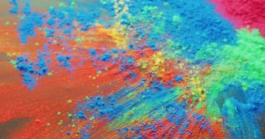 Siyah arkaplanda kopya alanı olan çok renkli tozların videosu. Holi festivali, Hint geleneği ve kutlama konsepti