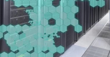 Sunucu odasında hareket eden şekillerin animasyonu. küresel teknoloji ve dijital arayüz kavramı dijital olarak oluşturulmuş video.
